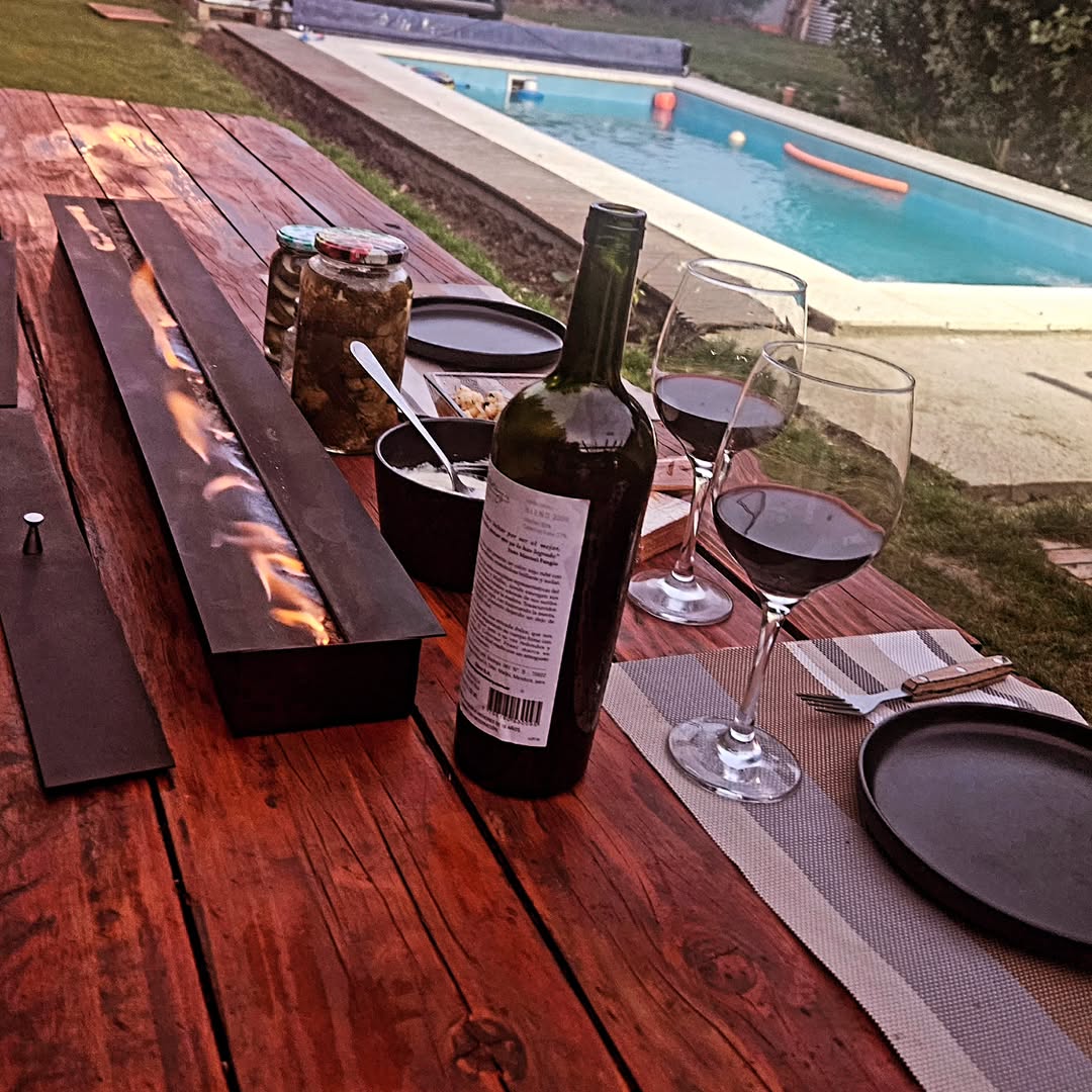 Pileta y mesa espectacular